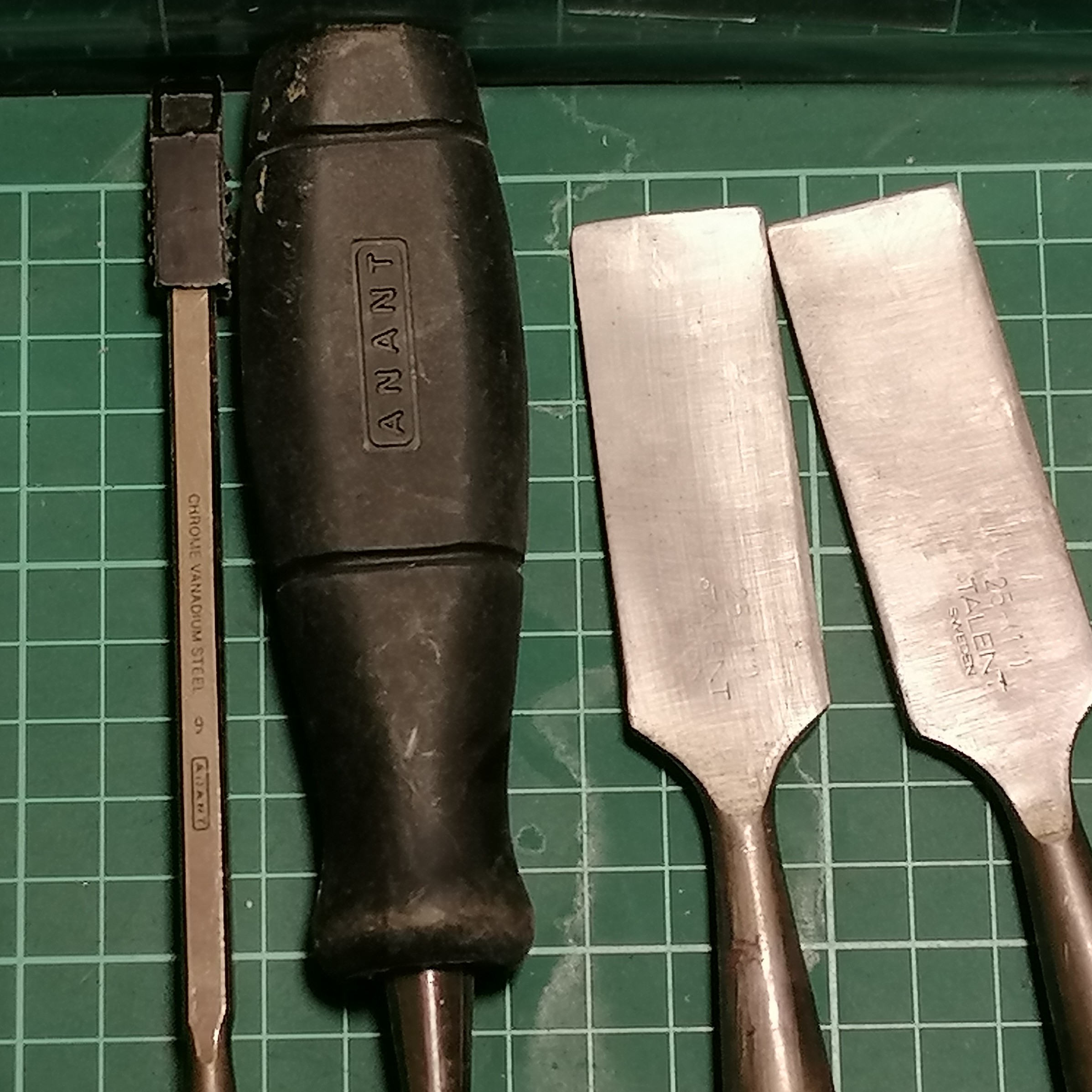 طقم إزميل نحت خشبي، 12 نمط مختلف – مسطح، V، ملعقة، منحني مع حقيبة جلد