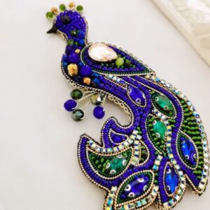 دبوس الطاووس المرصع – لمسة من الجمال البري