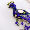 دبوس الطاووس المرصع – لمسة من الجمال البري