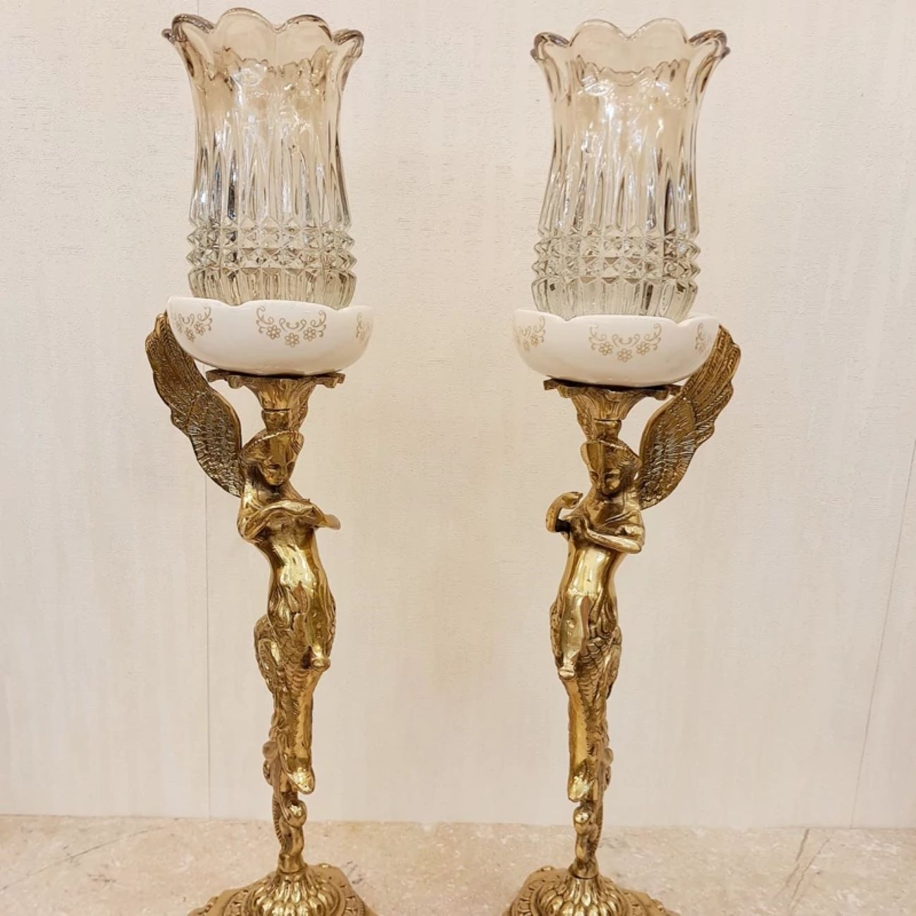 حامل شموع برونزي بتصميم ملاك وقاعدة مربعة