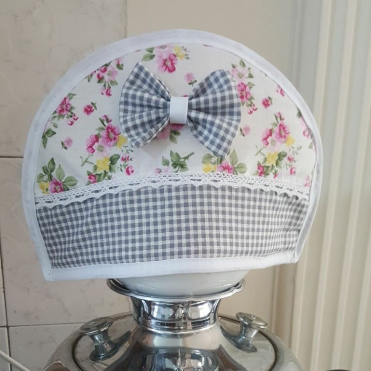 غطاء إبريق شاي دافئ بنقشة مربعات جذابة – مثالي لديكور الطراز الريفي ويحافظ على حرارة الشاي | الإمارات