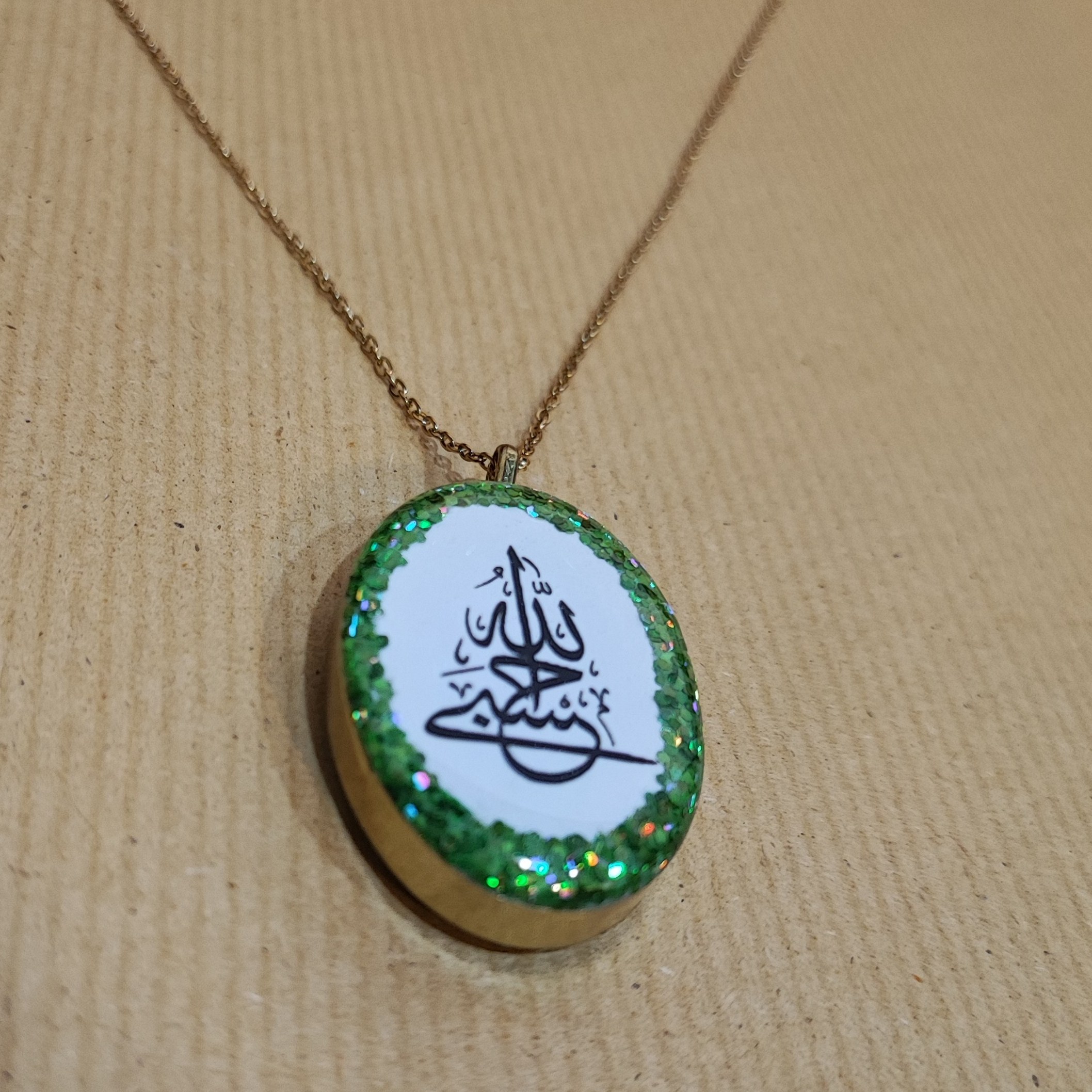 قلادة مزدوجة الجوانب من الراتنج والنحاس – "حسبي الله" على جانب و"بسم الله" على الجانب الآخر