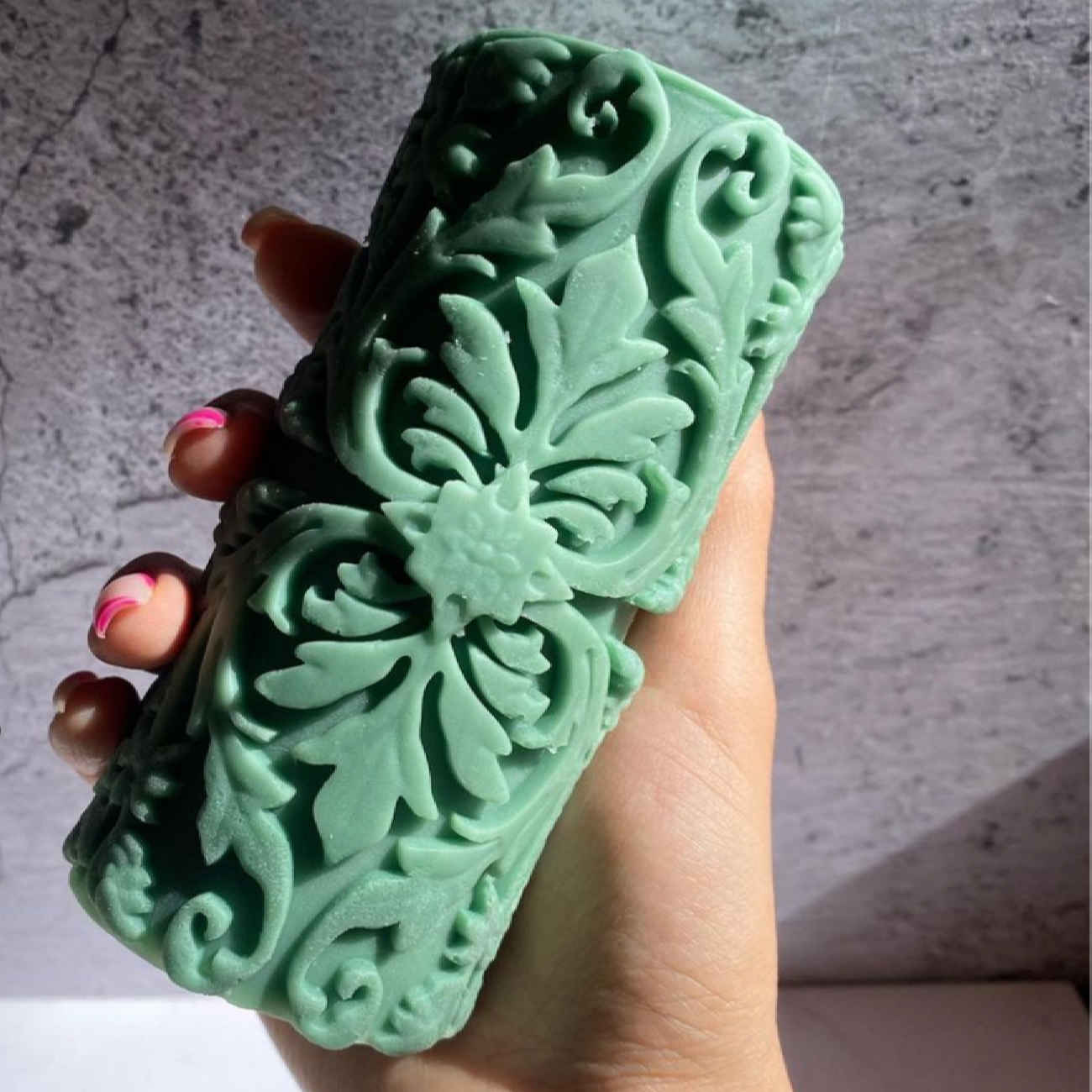 قالب شموع أنيق – مثالي لصنع الشموع المنزلية مع تصميم اسطوانة محفورة