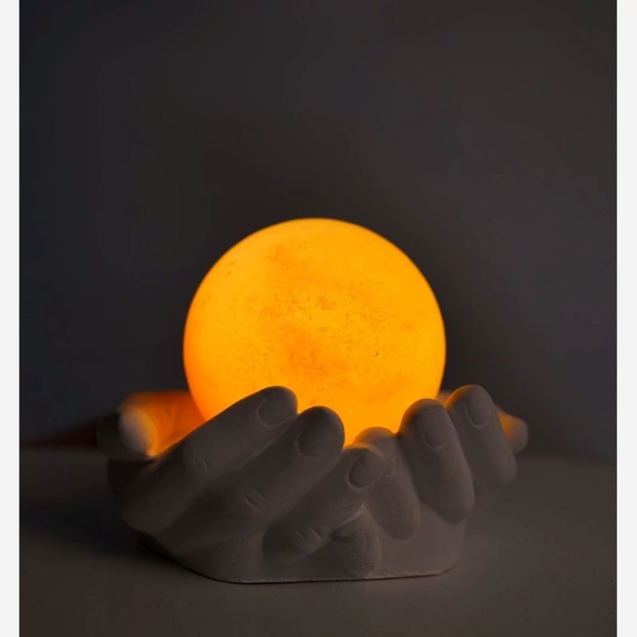 مصباح طاولة أنيق مصنوع يدويًا مع كرة حجر ملح منحوتة