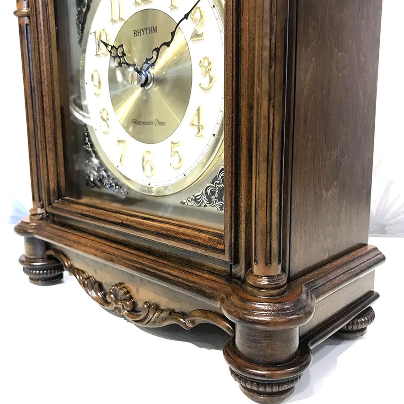 ارتقِ بمساحتك مع ساعة مكتبية من Citizen تجمع بين الأناقة والوظيفة