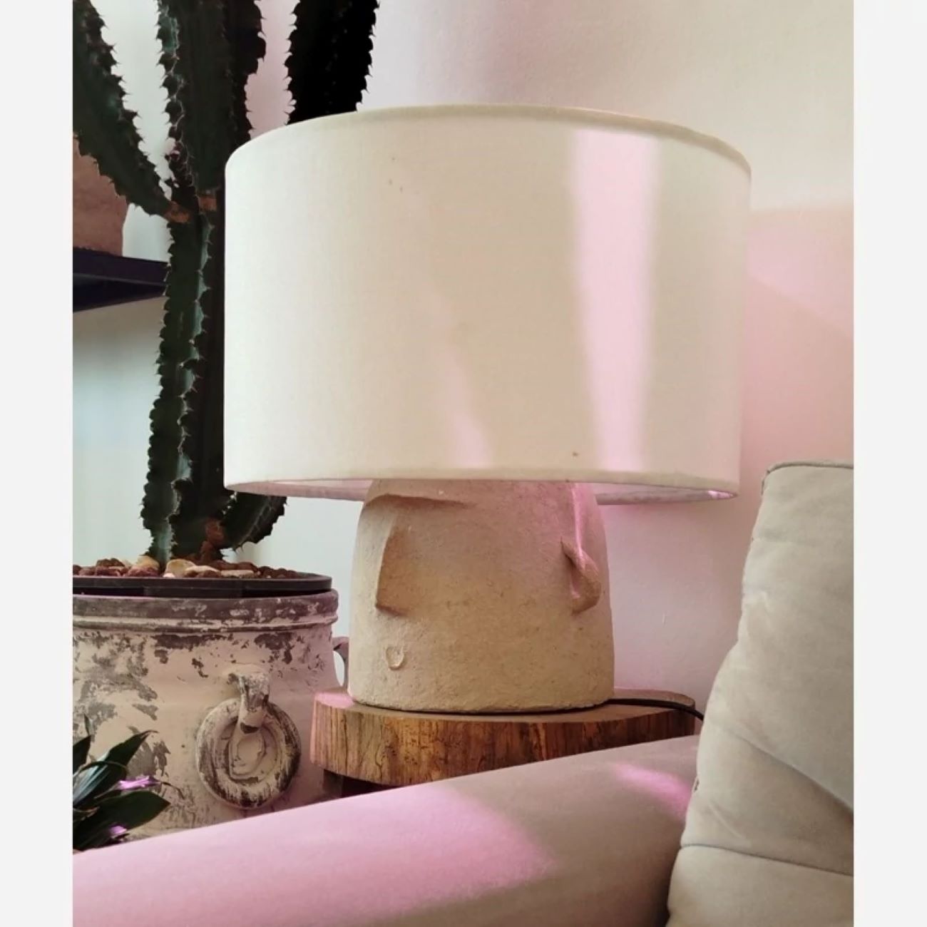 مصباح طاولة قديم على شكل وجه مصنوع يدويًا