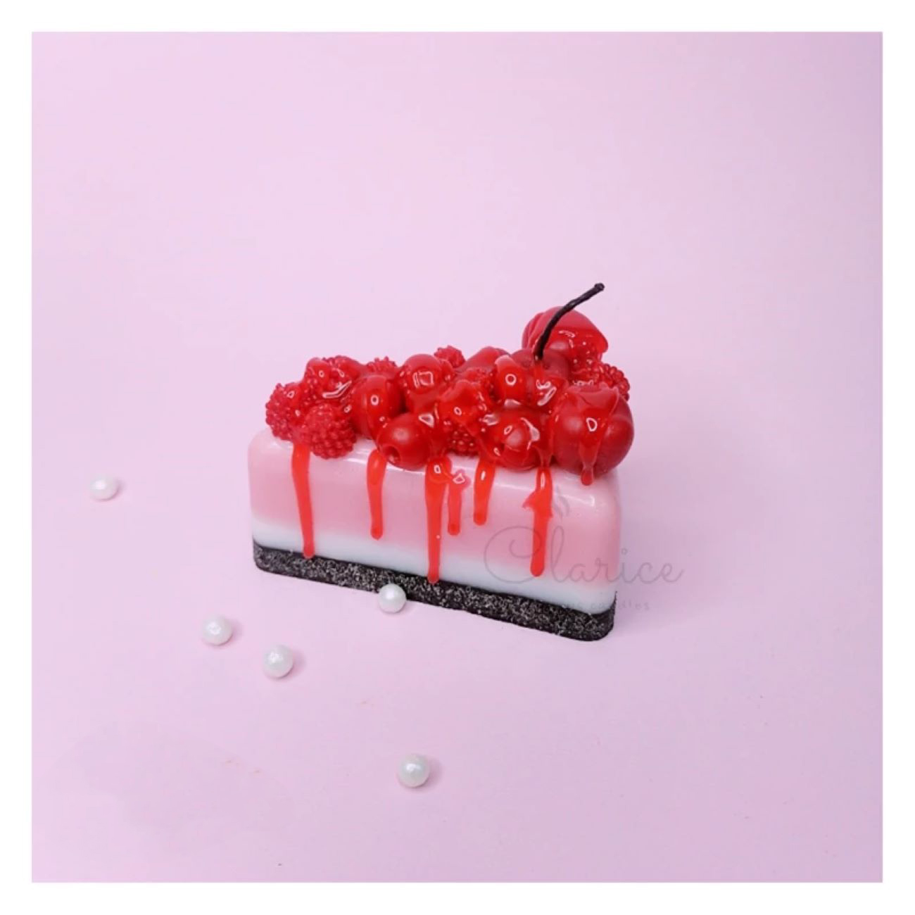 شمعة يدوية الصنع، مصممة بأناقة لتبدو كحلوى لذيذة