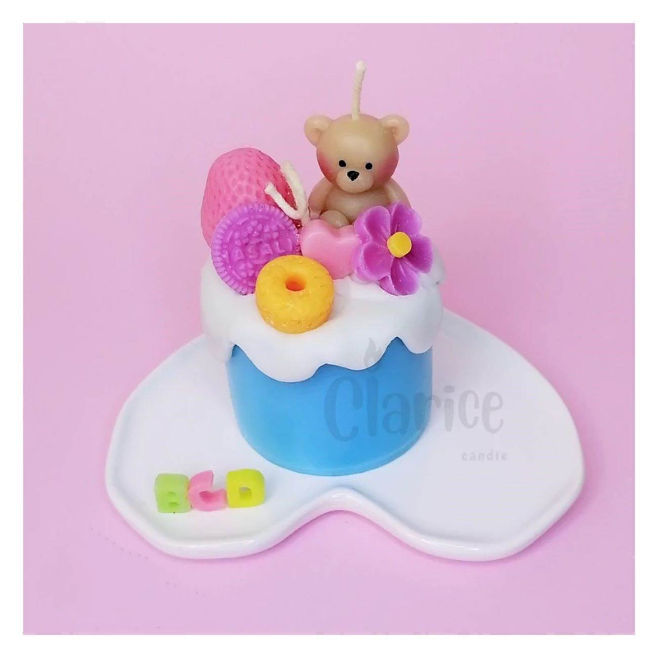 شمعة يدوية الصنع، مصممة بأناقة لتبدو كحلوى لذيذة