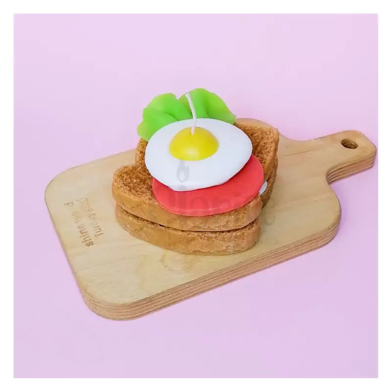 شمعة يدوية الصنع على شكل توست مع بيضة مقلية وخس