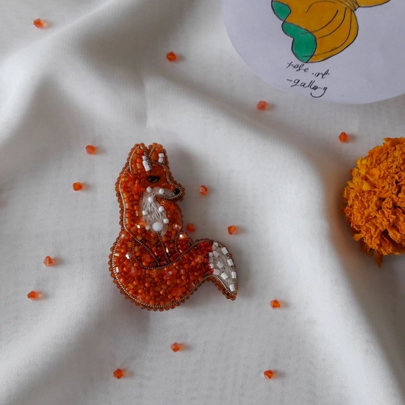 دبوس الثعلب المرصع بالخرز – ملكي وجذاب للغاية