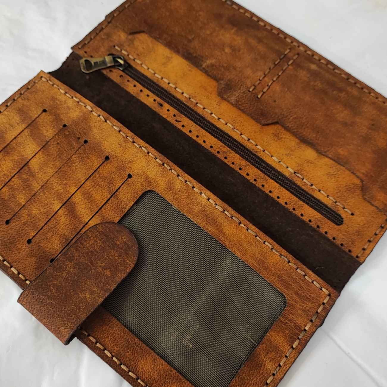 محفظة جلدية بسيطة – متينة، أنيقة، تحتوي على عدة فتحات للبطاقات وجيب للنقود