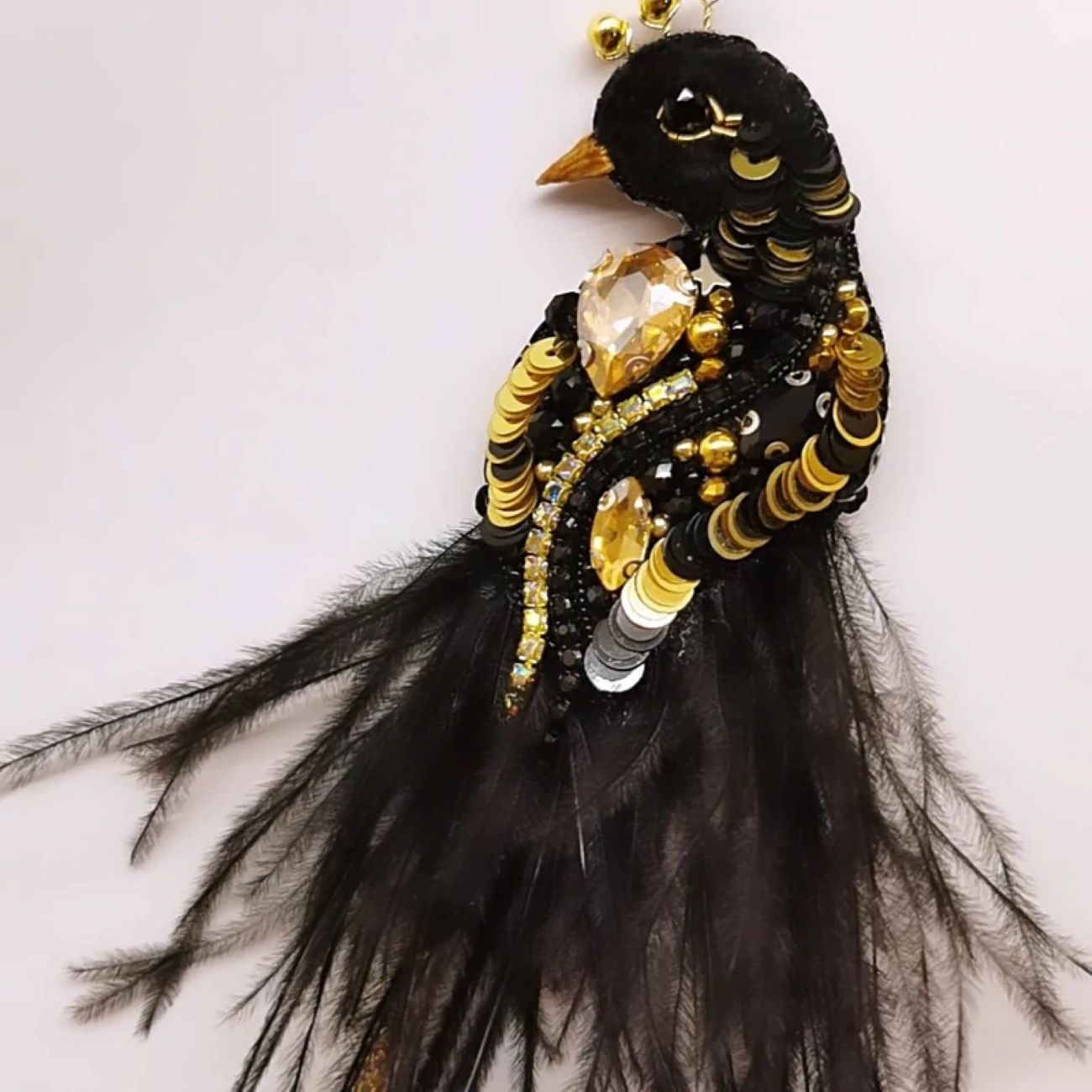 دبوس طائر الجنة – أضف لمسة الطبيعة إلى ياقة ملابسك