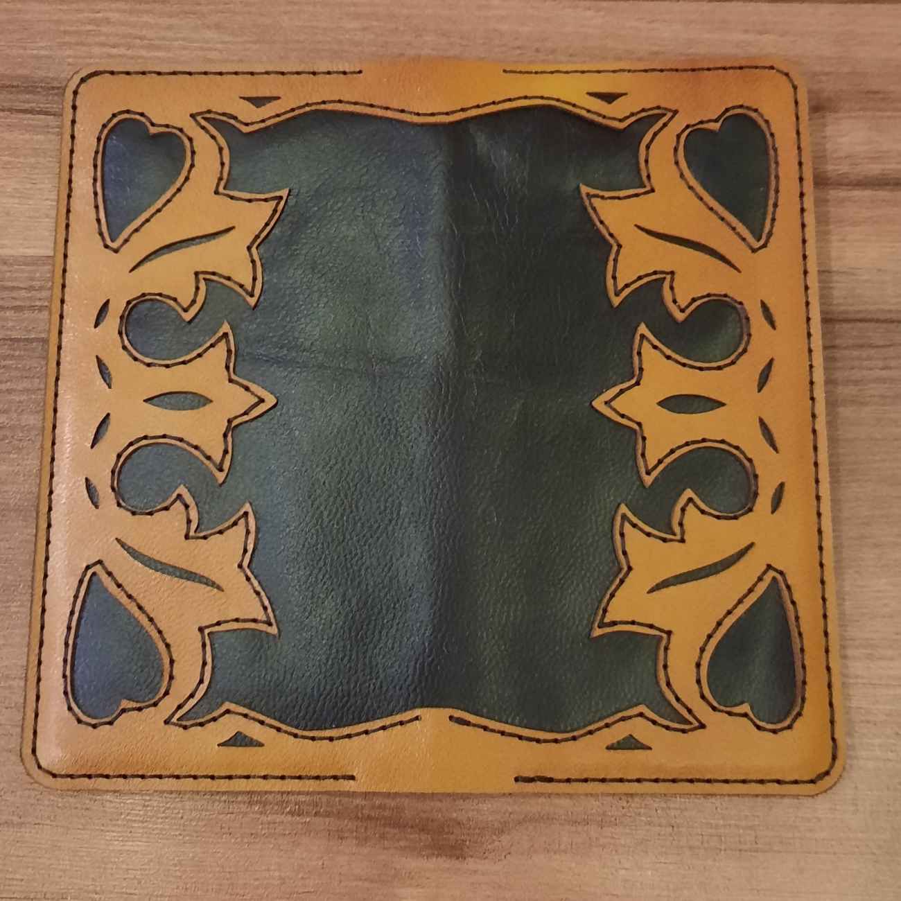 محفظة جلدية رجالية يدوية – مخيطة يدوياً ومناسبة للاستخدام اليومي