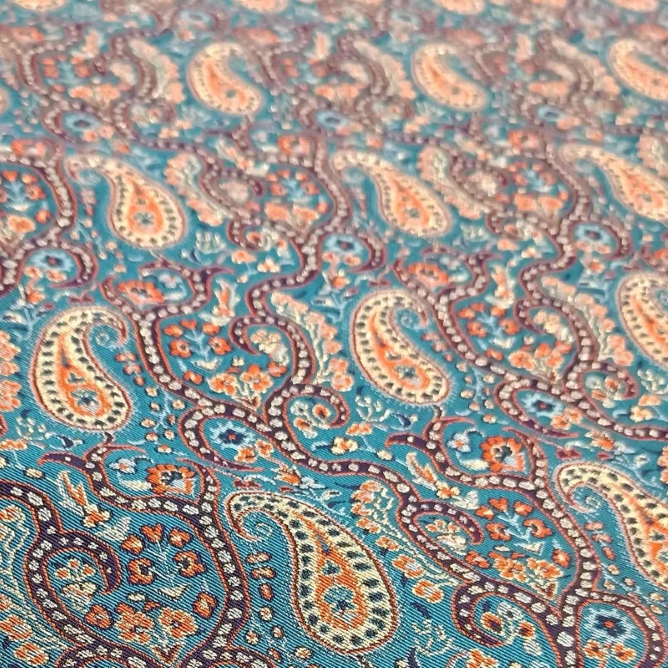 غُص في روعة نسج الترمه: نسيج من التاريخ والتراث الفني