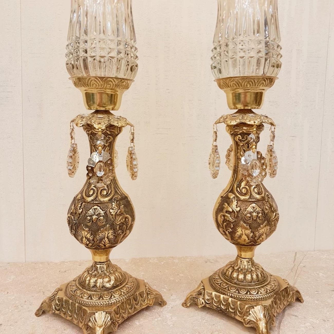 حامل شموع برونزي خالد مزين بتفاصيل زهرة