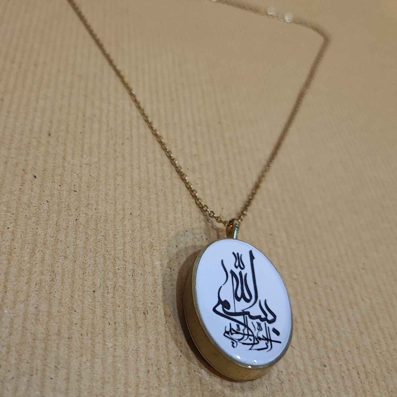 قلادة مزدوجة الجوانب من النحاس والراتنج – "حسبي الله" و"بسم الله" مناسبة للنساء