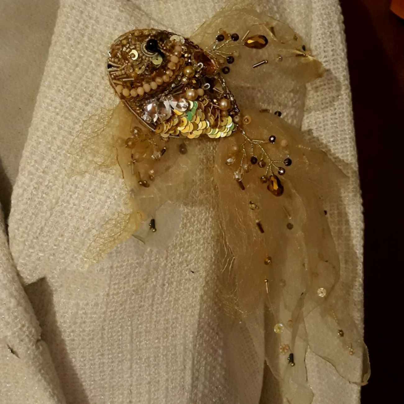 دبوس سمكة خيالي: إكسسوار ملون ومرح