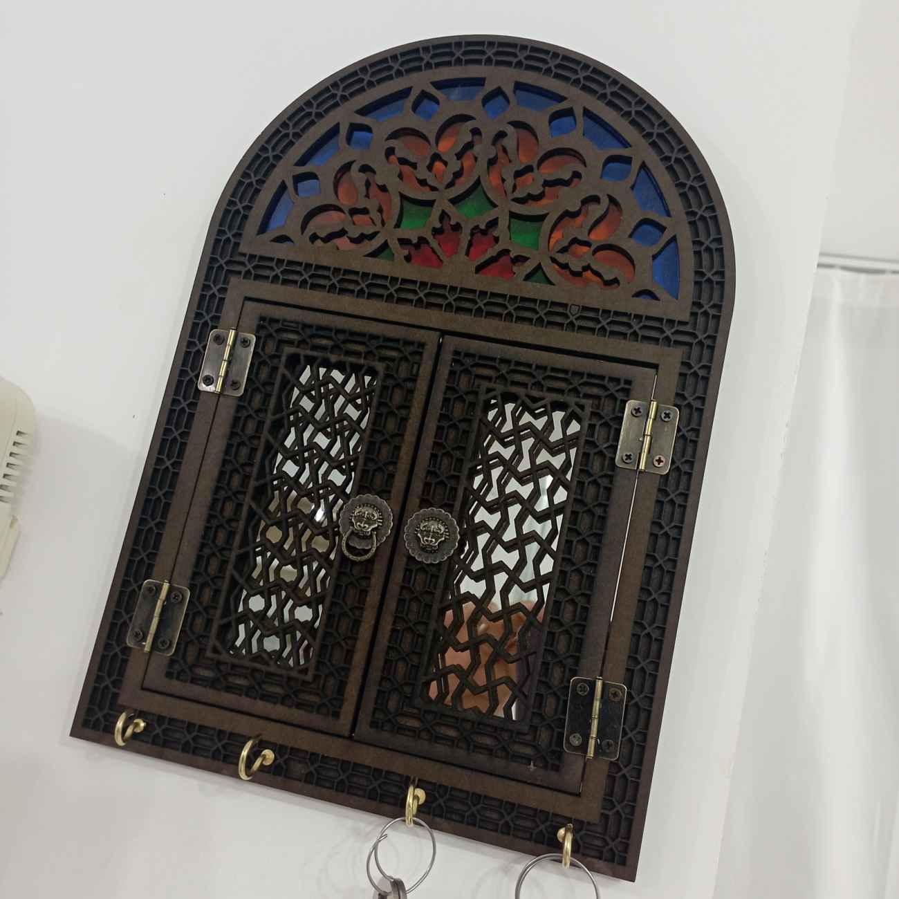 حامل مفاتيح خشبي تقليدي أنيق مع مرآة – مثالي لكل المداخل