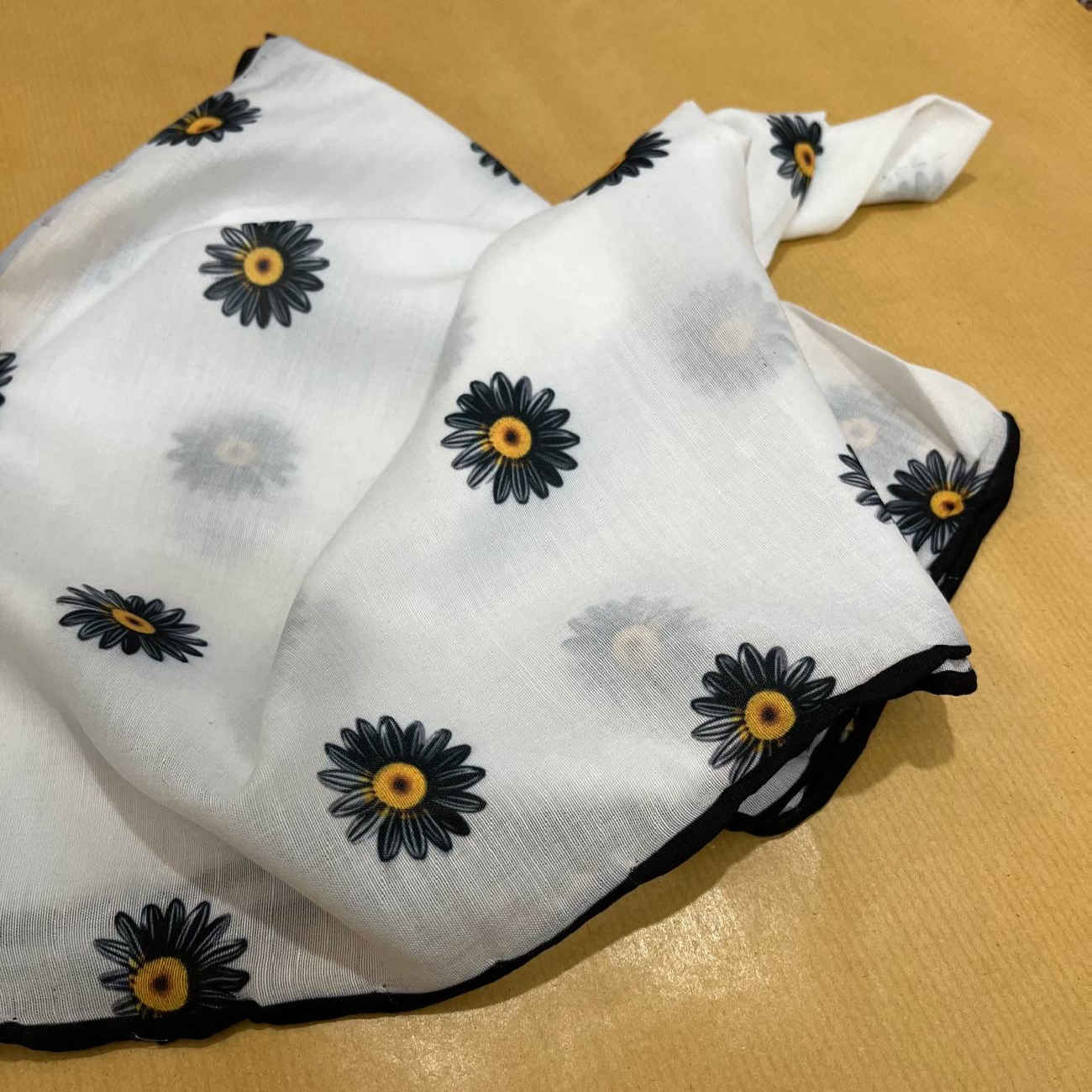 وشاح رأس صغير بطباعة بابونج جميلة – أنيق ومنعش