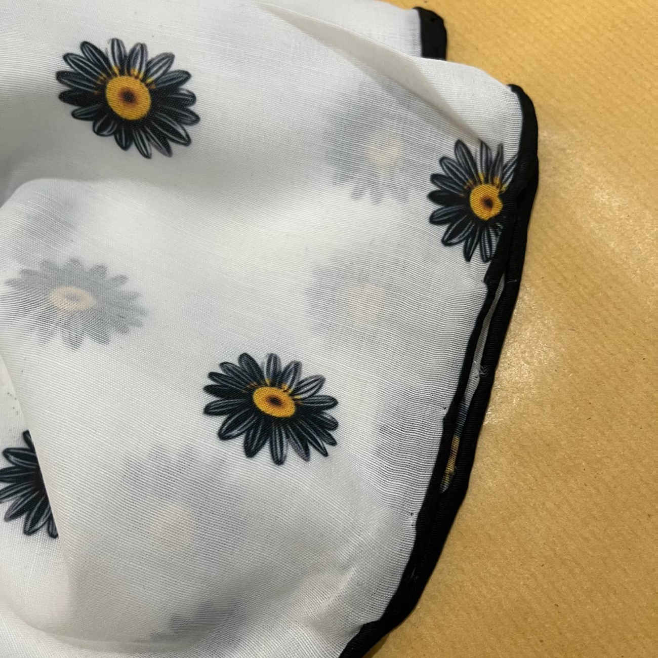 وشاح رأس صغير بطباعة بابونج جميلة – أنيق ومنعش