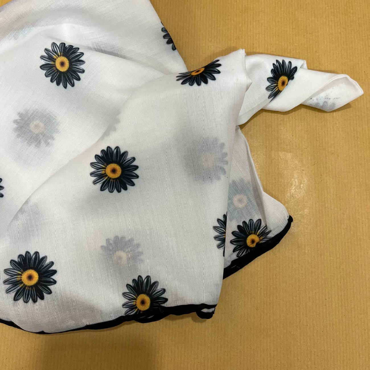 وشاح رأس صغير بطباعة بابونج جميلة – أنيق ومنعش