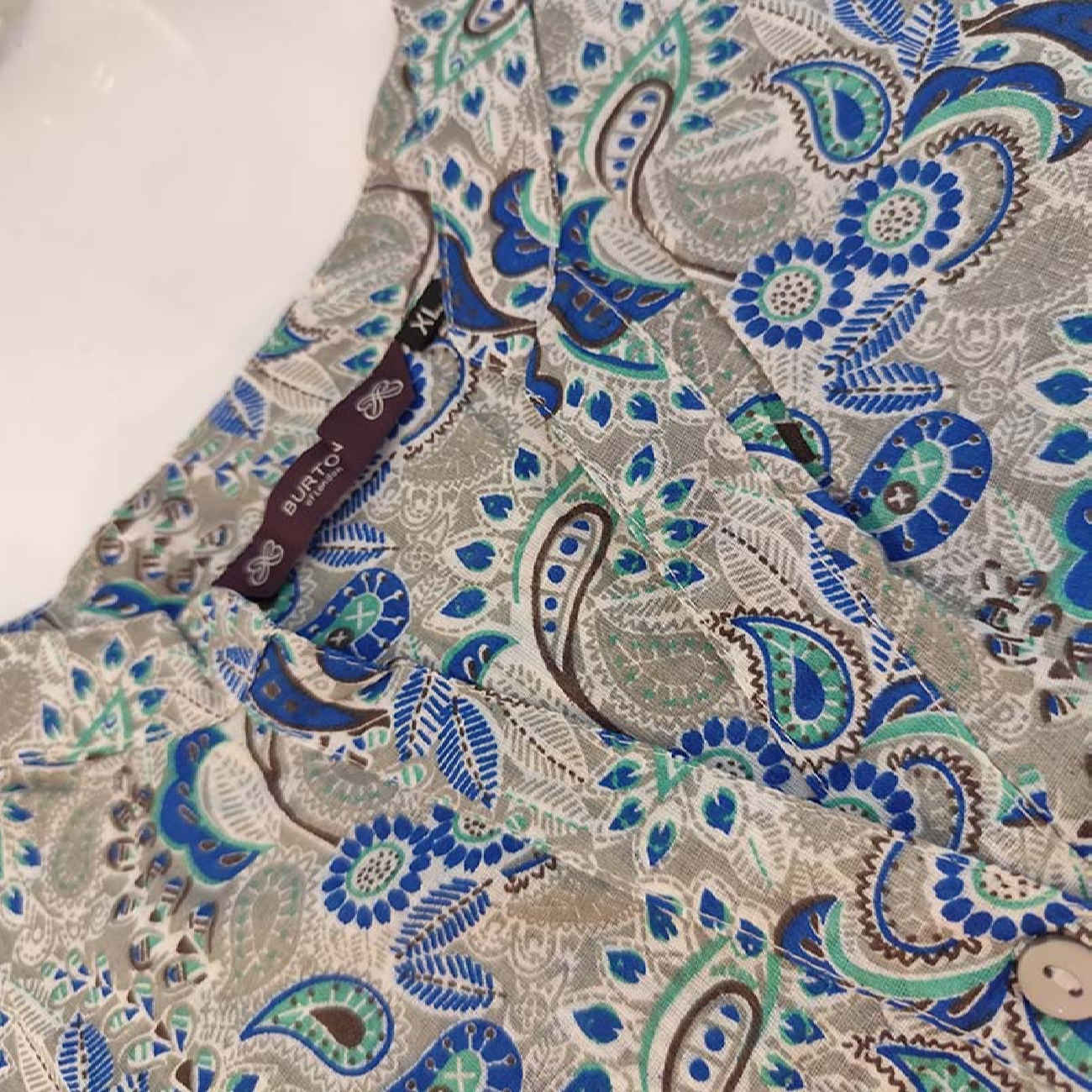 مانطو رمادي صيفي مثالي مع لمسة فارسية فنية