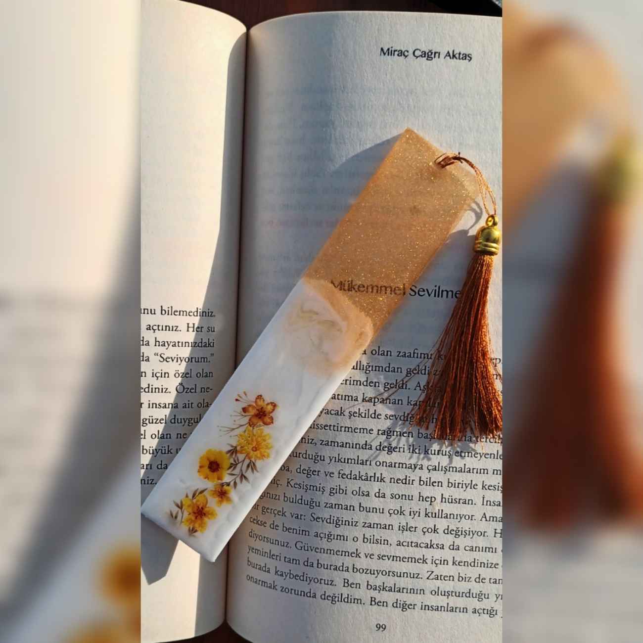 علامة كتاب محايدة دافئة – إكسسوار يدوي مستوحى من البوهيمية مع تصميم زهري