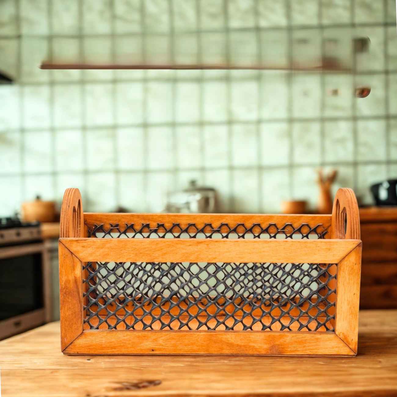 Thumbnail 6: حامل زجاجات زخرفي بتصميم مقبض على شكل قلب – مناسب للماء والعصائر والمشروبات