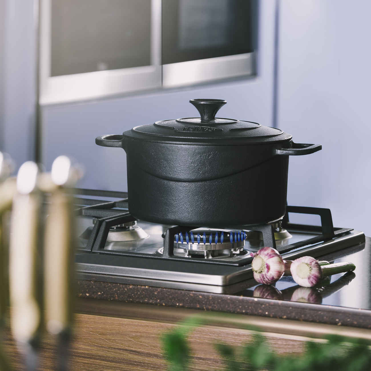 Pre-Seasoned Cast Iron Pot Size 20 – Ideal for Slow Cooking & Baking