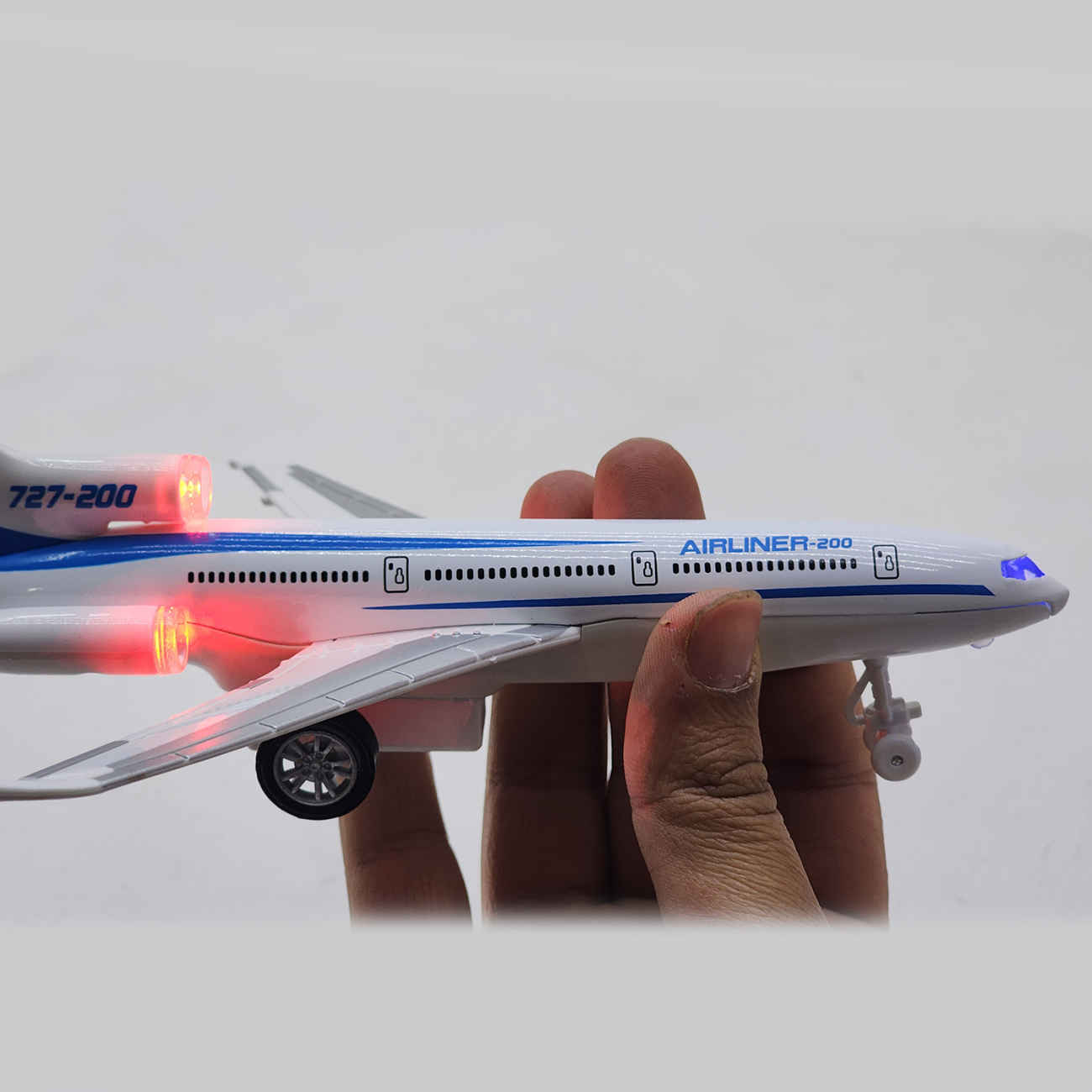 طائرة لعبة Airline200 مصبوبة – أصوات واقعية وحركة سلسة وتصميم متين