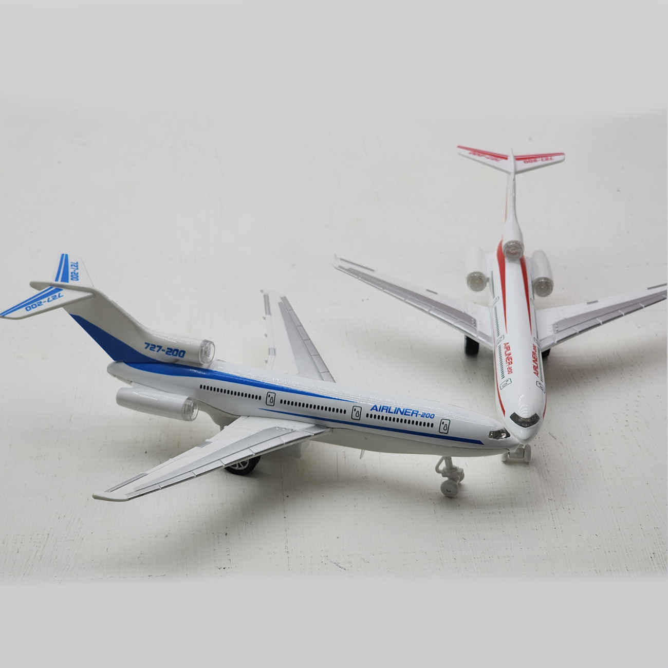 طائرة لعبة Airline200 مصبوبة – أصوات واقعية وحركة سلسة وتصميم متين
