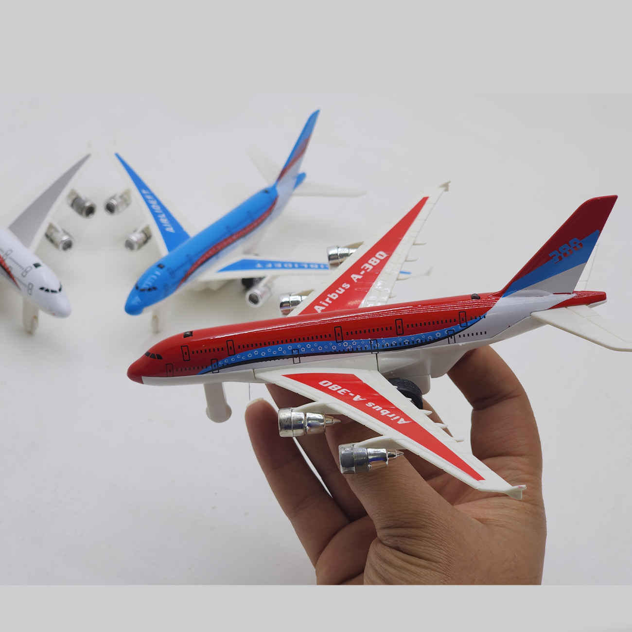 طائرة لعبة RC 380 – هيكل متين من المعدن والبلاستيك مع حركة سلسة تعمل بواسطة بطاريات AA