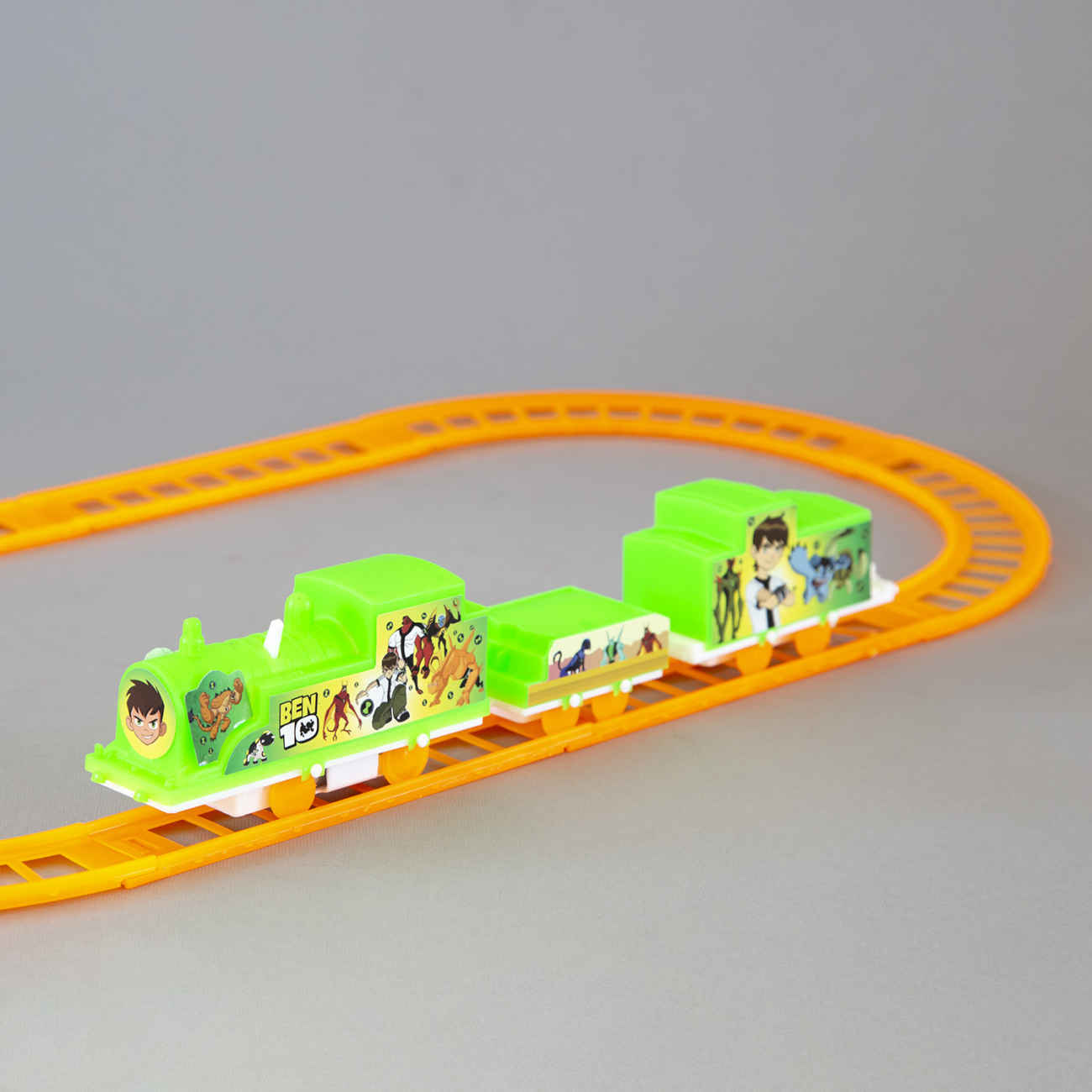 طقم قطار لعب بتصميم بن 10 من AFToys – قطار أخضر يعمل بالبطارية مع 3 عربات ومسارات