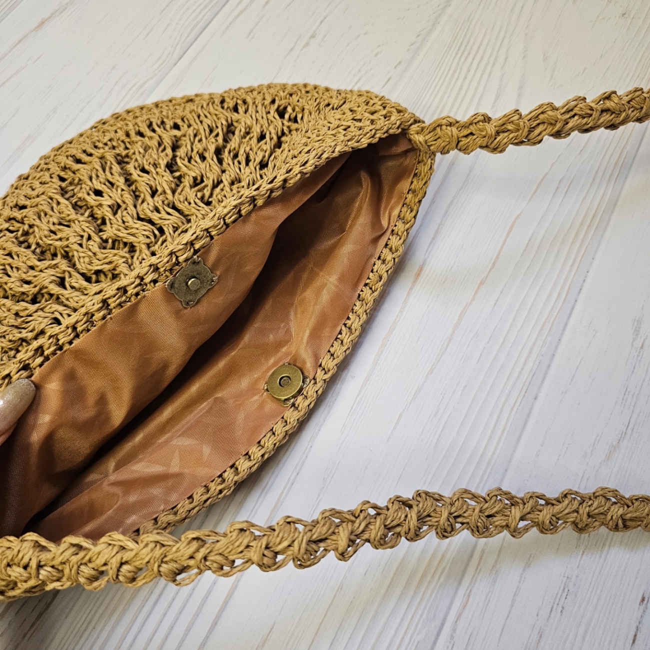 حقيبة كورال مصنوعة يدويًا من الرافيا – حقيبة نصف دائرية أنيقة مع تصميم محكم