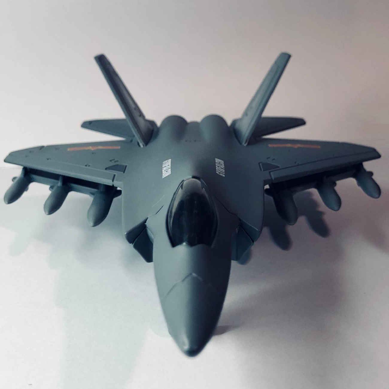 نموذج طائرة مقاتلة Stealth J-35 – قطعة تزيينية مع أضواء LED حمراء وزرقاء ومؤثرات صوتية