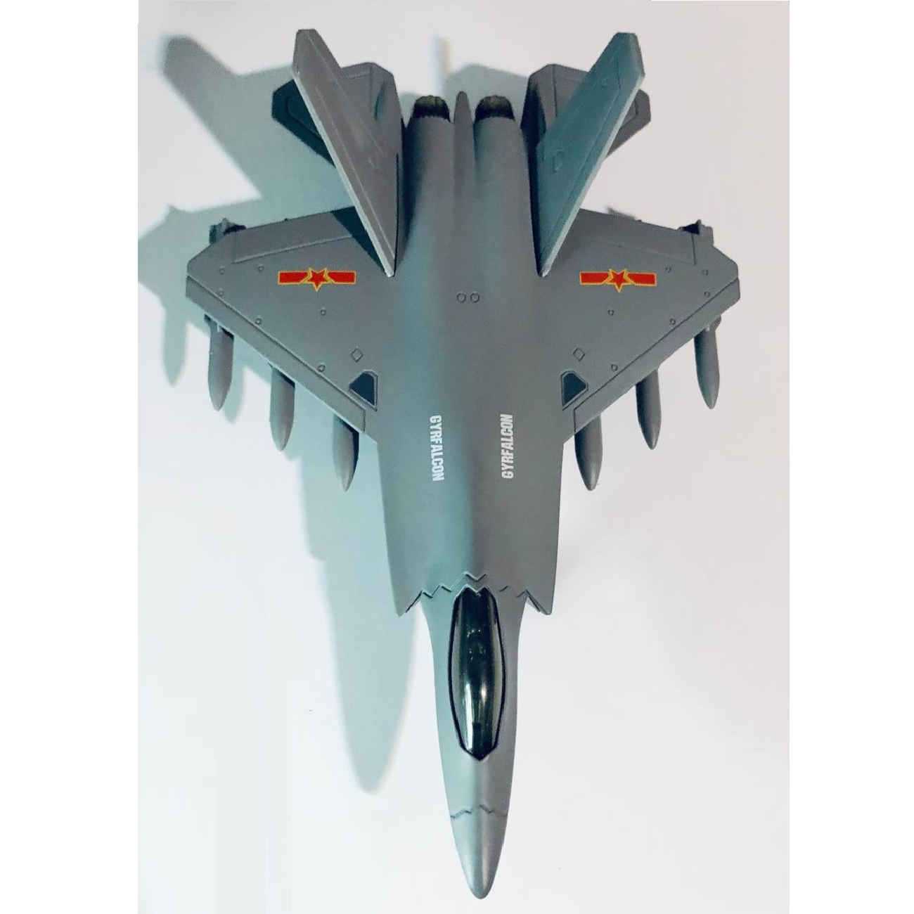 نموذج طائرة مقاتلة Stealth J-35 – قطعة تزيينية مع أضواء LED حمراء وزرقاء ومؤثرات صوتية