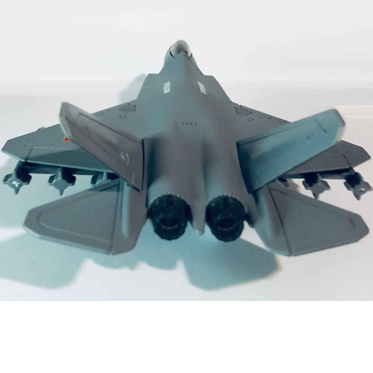 نموذج طائرة مقاتلة Stealth J-35 – قطعة تزيينية مع أضواء LED حمراء وزرقاء ومؤثرات صوتية